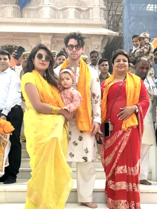 Warna vibrant hadirkan gaya yang begitu maksimal.  [Foto: Instagram/ Priyanka Chopra]