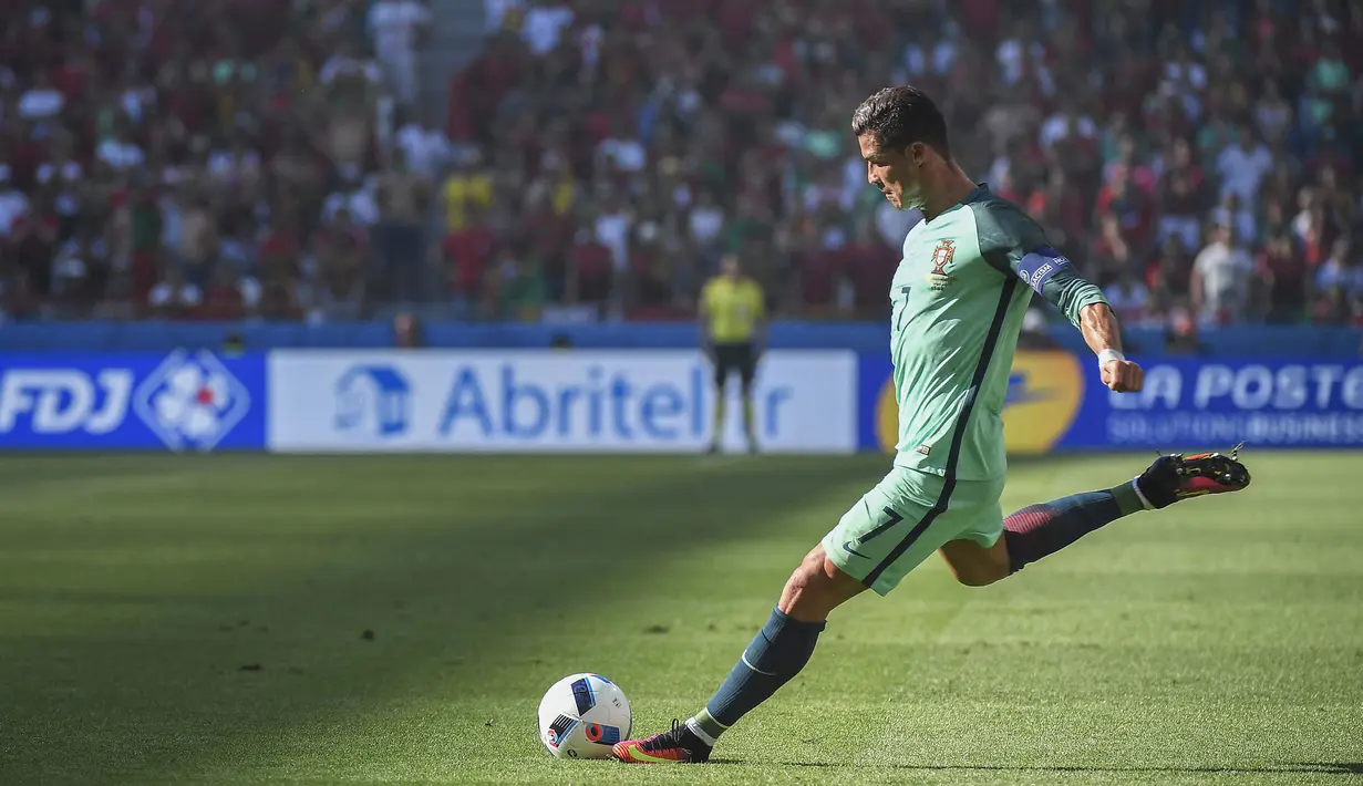 Ronaldo akan menjadi Top Skor sepanjang sejarah Piala Eropa. Torehan gol CR7 saat ini adalah 9 gol menyamai rekor Michel Platini, pemain Prancis. Ronaldo sendiri sangat mungkin memecahkan rekor tersebut di gelaran Euro 2020 ini. (Foto: AFP/Joe Klamar)