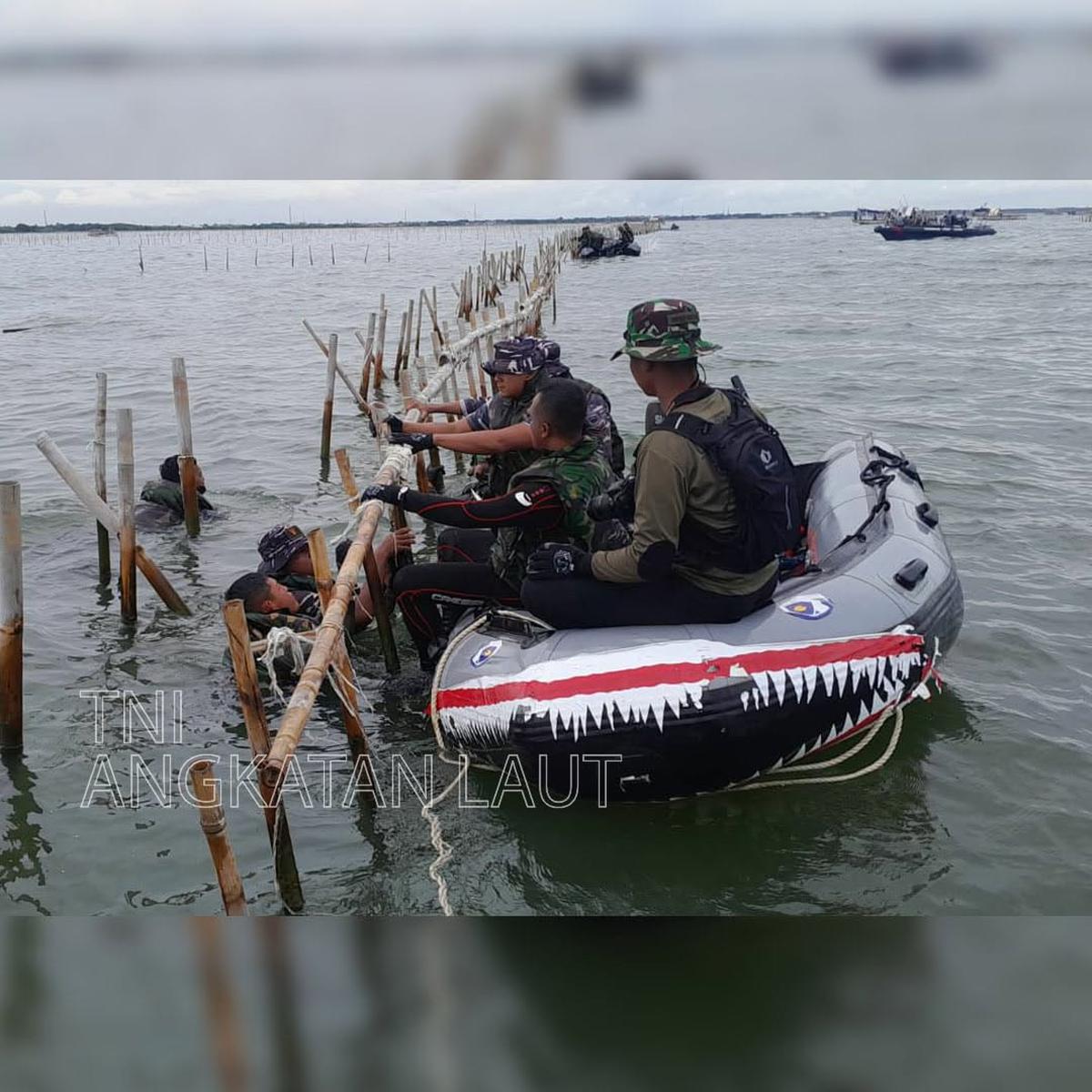 Perintah Kasal, Pasukan TNI AL Dibantu Nelayan Makin Getol Obrak Abrik Pagar Laut Misterius