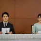 Putri Mako dan suaminya, Kei Komuro, memberi pernyataan pers sesuai menikah pada Selasa, 26 Oktober 2021. (dok. Nicolas Datiche / POOL / AFP)