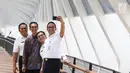 Gubernur DKI Jakarta Anies Baswedan berswafoto saat meresmikan jembatan penyeberangan orang (JPO) di Jalan Jenderal Sudirman, Kamis (28/2). JPO yang diresmikan adalah JPO Gelora Bung Karno dan JPO Bundaran Senayan. (Liputan6.com/Immanuel Antonius)