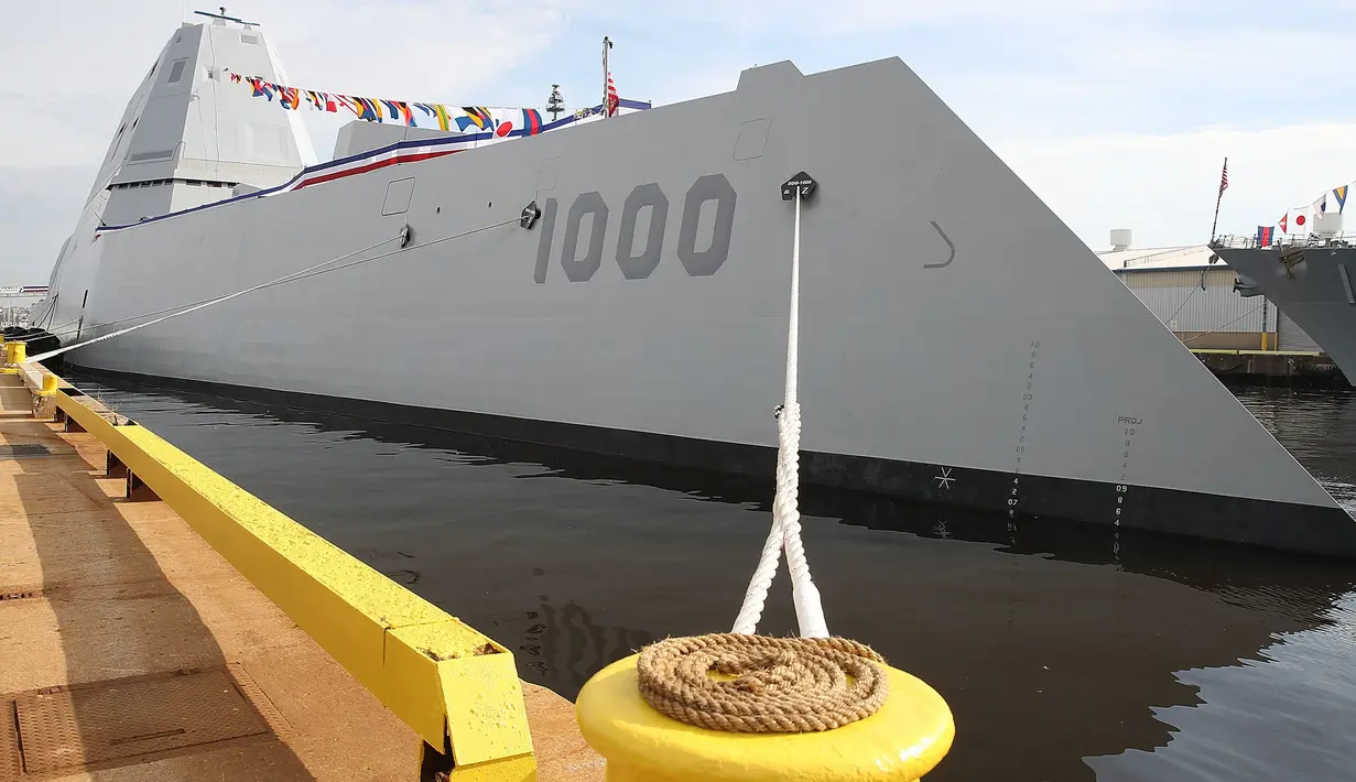 Kapal USS Zumwalt saat bersandar di Baltimore, Maryland, AS (13/10). Kapal penghancur terbesar AS yang juga dikenal dengan DDG 1000 ini segera resmi berlayar usai pelantikan Kapten Kirk sebagai pemimpin komando. (AFP Photo/Mark Wilson)