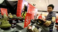 Pada 2013 kalangan industri sepatu atau alas kaki di Indonesia mampu mengekspor sepatu dengan nilai US$ 3,9 miliar, Jakarta (30/5/2014) (Liputan6.com/Faizal Fanani).