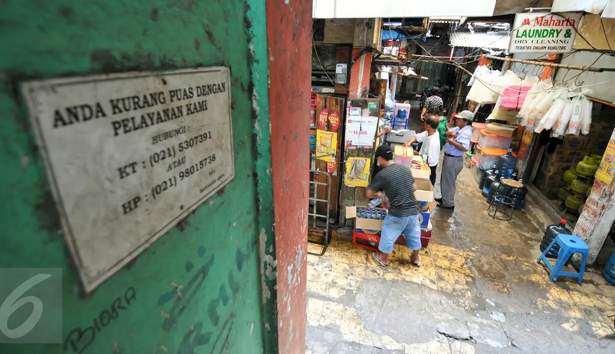 Aktivitas jual beli di Pasar Blora, Jakarta, Kamis (17/12/2015). Rencananya Pemprov DKI akan membongkar pasar tradisional yang telah berdiri sejak 1971 itu untuk dijadikan Terminal Terpadu Dukuh Atas pada 2016 mendatang. (Liputan6.com/Yoppy Renato)
