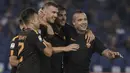 Para pemain AS Roma merayakan gol Edin Dzeko saat melawan Hellas Verona pada lanjutan Serie A di Olympic stadium, Roma, (16/9/2017). Roma menang 3-0. (AP/Andrew Medichini)