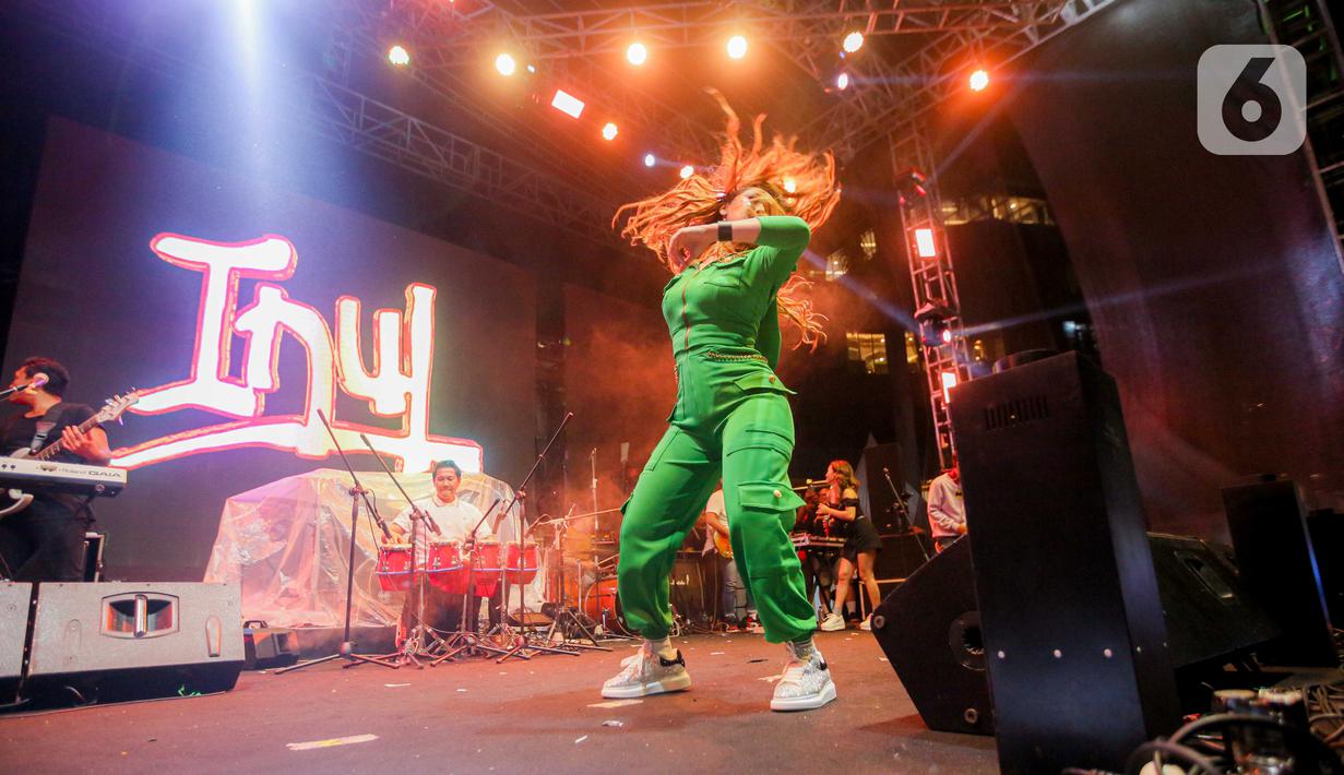 Istri Adam Suseno itu membuka penampilannya lewat tiga lagu sekaligus. Diantaranya, Goyang Inul, Pamer Bojo (Cover Didi Kempot), dan Masa Lalu. (Liputan6.com/Faizal Fanani)