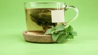 Meski menyehatkan, teh hijau yang dikonsumsi secara berlebihan bisa membahayakan kesehatan tubuh. (Unsplash/nlaark boshoff).