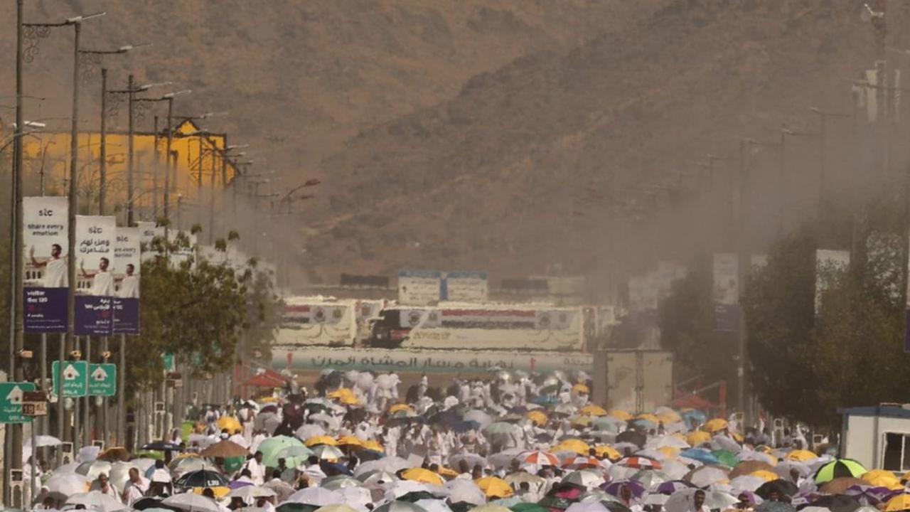Para jemaah haji terpantau memakai payung karena harus menghadapi sengatan panas dari teriknya matahari.&nbsp;Foto: Fadel Senna/AFP