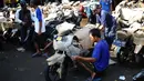 Pekerja melakukan pengepakan sepeda motor yang akan dikirim kereta api di Stasiun Senen, Jakarta, Jumat (16/6). Jelang lebaran, masyarakat mulai ramai mengirim sepeda motor ke kampung halaman. (Liputan6.com/Angga Yuniar)