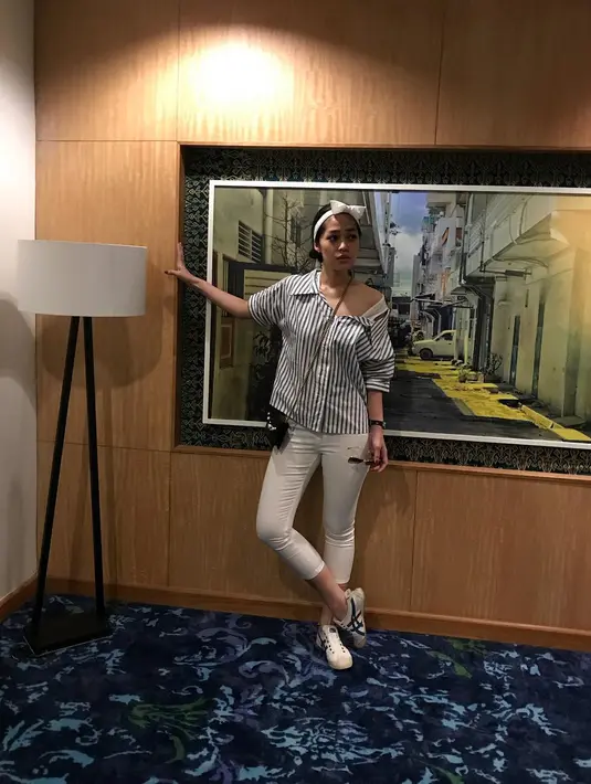 Tidak menghadirkan gaya berbusana yang monoton, Gracia Indri selalu mengubah tema berpenampilannya agar tidak membosankan. Dan kali ini, ia memakai celana dengan atasan kemeja dan bando pita di kepalanya. (Instagram/graciaz14)