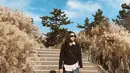 Tampil dengan busana kasual, aktris yang dulu akrab disapa Dea Imut ini terlihat keren dengan atasan hitam yang dipadukan dengan celana jeans. Banyak netizen memuji penampilannya yang simpel namun terlihat keren. (Liputan6.com/IG/@deaaannisa)
