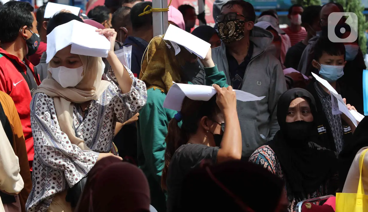 <p>Calon pemudik terlihat kepanasan saat antre mendaftar mudik gratis Lebaran 2022 di Gedung Balai Pertemuan Metro Jaya (BPMJ), Jakarta Selatan, Sabtu (23/4/2022). Polda Metro Jaya membuka program mudik gratis Lebaran 2022 dengan kuota yang disediakan mencapai 20 ribu orang untuk keberangkatan tanggal 26, 27 dan 29 April 2022. (Liputan6.com/Herman Zakharia)</p>