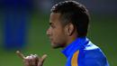 Penyerang Barcelona asal Brasil, Neymar, juga turut menghadiri latihan perdana Barcelona di hari pertama tahun 2016. (AFP/Pau Barrena)