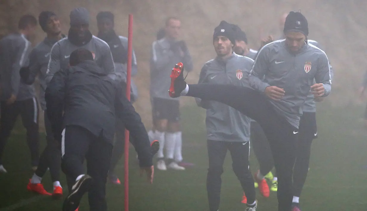 Penyerang AS Monaco, Radamel Falcao bersemangat berlatih saat kabut tebal menutupi tempat latihan jelang bertanding di Liga Champions di La Turbie, Prancis  (21/11). (REUTERS/Eric Gaillard)