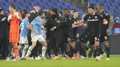 Laga pekan ke-15 Liga Italia yang mempertemukan Lazio dan Udinese (2/12/2021) berlangsung ketat dengan skor akhir 4-4. Laga yang berlangsung hingga 10 menit di masa injury time babak kedua juga diwarnai dengan 3 kartu merah, 1 untuk Lazio dan 2 untuk Udinese. (AP/Gregorio Borgia)
