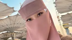 Mengingat, inilah potret BCL pertama kali mengenakan cadar saat umroh. Pujian mengalir dari netizen lewat unggahan wanita 40 tahun ini. (Liputan6.com/IG/@itsmebcl)