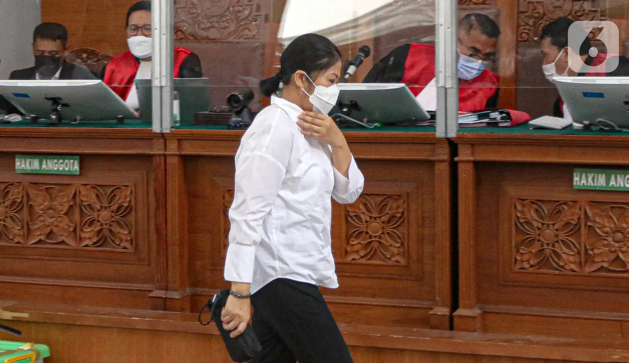 Terdakwa kasus pembunuhan Brigadir Yosua Hutabarat atau Brigadir J, Putri Candrawathi saat mengikuti sidang lanjutan di Pengadilan Negeri Jakarta Selatan, Jakarta, Selasa (13/12/2022). Sidang tersebut beragendakan mendengarkan kesaksian tiga orang saksi yakni Richard Eliezer, Ricky Rizal, dan Kuat Ma'ruf. (Liputan6.com/Faizal Fanani)