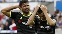 Pemain Chelsea, Diego Costa (kiri) dan Oscar terlihat kecewa dengan hasil seri 2-2 saat melawan Swansea City pada lanjutan Premier League di Liberty Stadium,(11/9/2016) WIB. (Action Images via Reuters/Carl Recine)