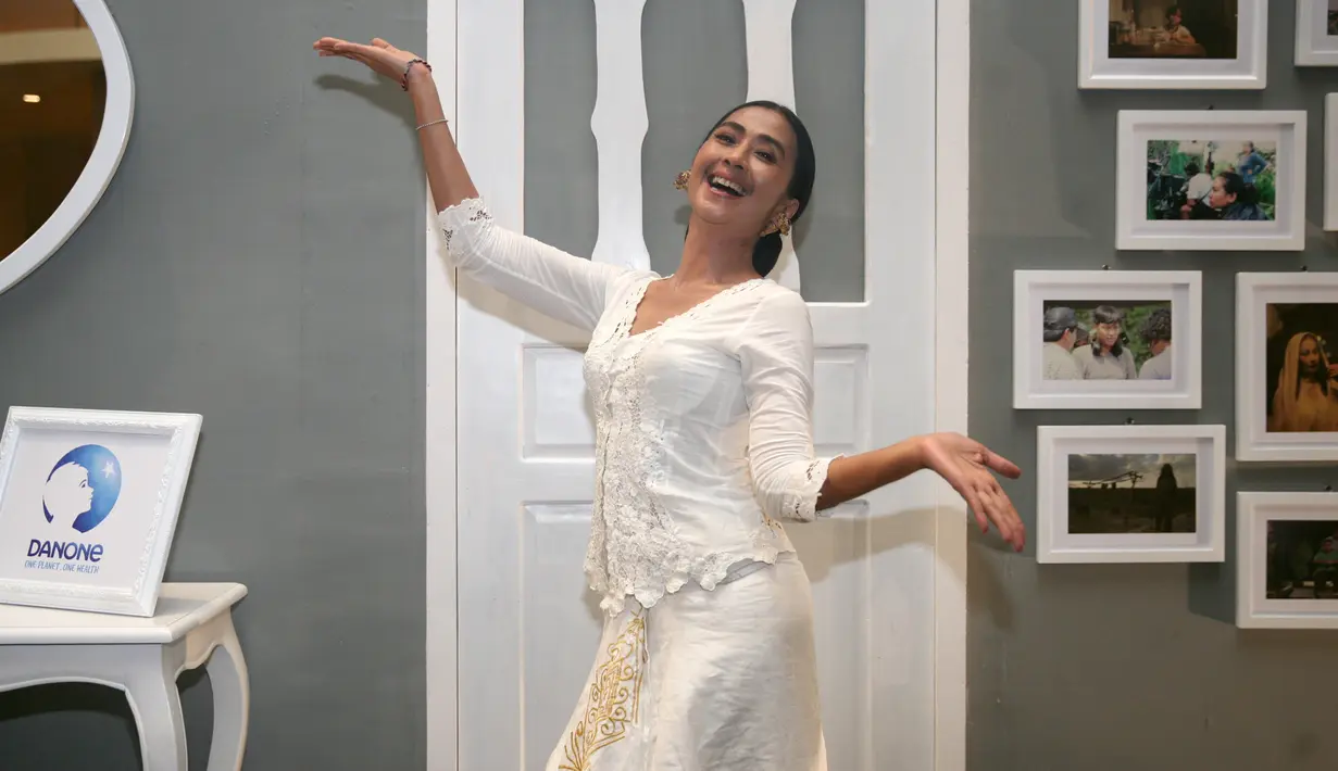 "Sungguh ini sebuah kabar yang sangat menggembirakan buat ibu dan keluarga saya di Bali. Juga untuk saudara-saudara di Bali yang sedang dirundung duka karena Gunung Agung," ujarnya usai terima penghargaan. (Nurwahyunan/Bintang.com)