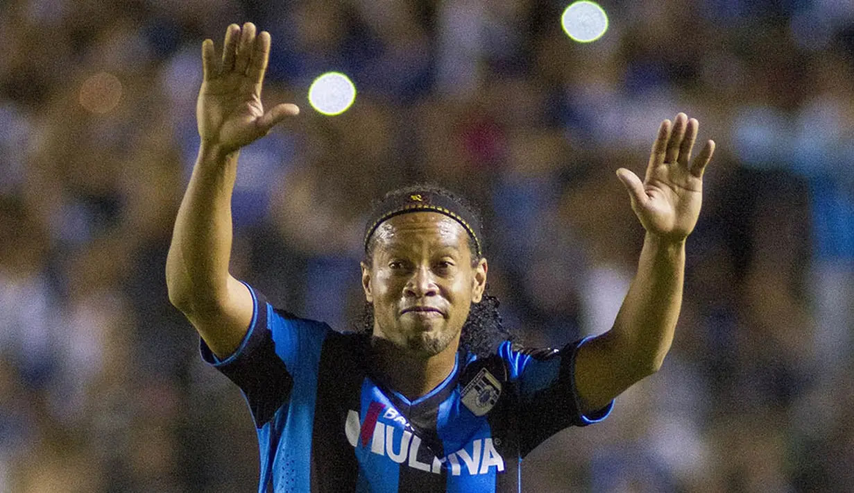 Penampilannya yang terus menurun membuat Ronaldinho harus pindah ke Mexico bergabung dengan Queretaro pada 2014 lalu. (AFP/Adid Jimenez)