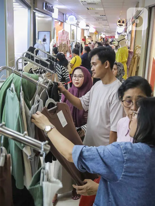 Masyarakat pun bisa membeli ragam busana yang ada secara eceran maupun grosiran. (Liputan6.com/Angga Yuniar)