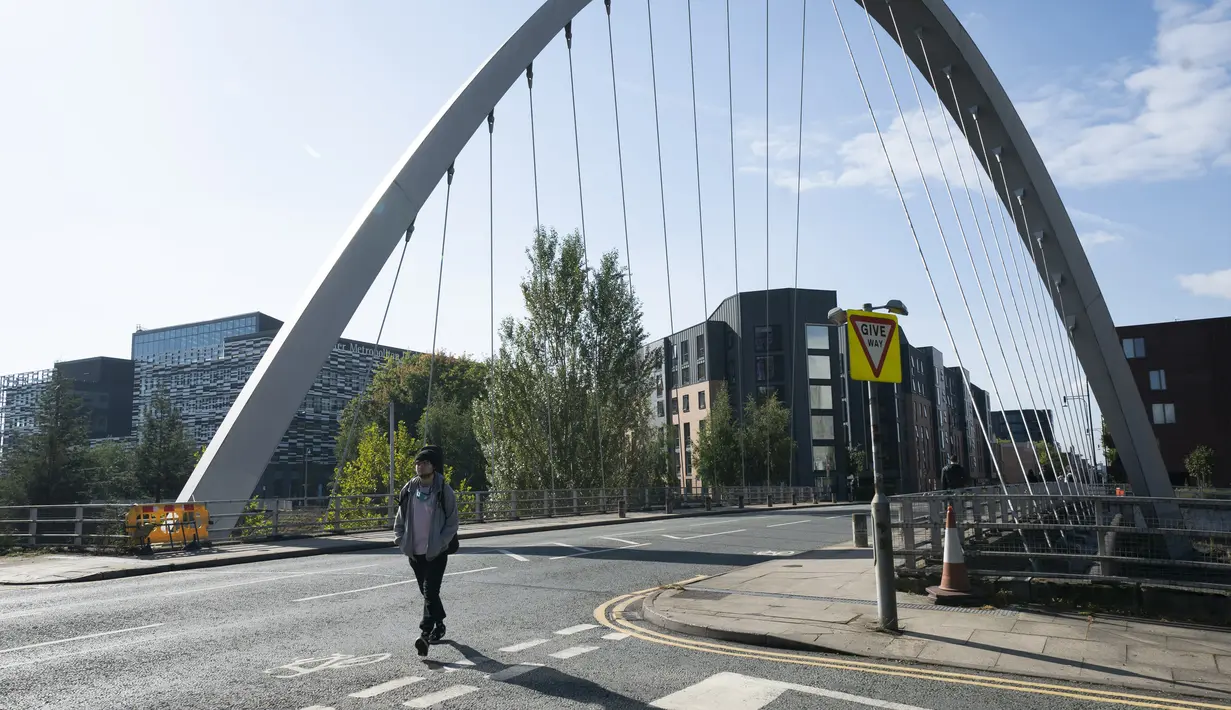 Seorang pria berjalan di area kampus Universitas Metropolitan Manchester di Manchester, Inggris, 29 September 2020. Pada 29 September 2020, jumlah kasus positif COVID-19 di Inggris bertambah 7.143 orang, rekor harian tertinggi sejak pandemi merebak di negara itu. (Xinhua/Jon Super)