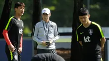 Kepala pelatih timnas Korea Selatan Shin Tae-yong (tengah) menyaksikan para pemainnya berlatih untuk menghadapi Piala Dunia 2018 di National Football Centre di Paju, Korea Selatan, Rabu (23/5). (AP Photo/Lee Jin-man)