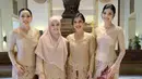 Hesti Purwadinata, Natasha Rizky, dan Medina pun hadir menjadi Bridesmaid saat akad nikah Enzy. Ketiga kompak mengenakan kebaya  nuansa nude yang dipadukan kain songket maroon dari Fadlan.  [Foto: IG @hestipurwadinata].