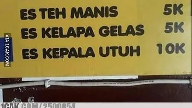 6 Tulisan Typo di Spanduk Warung Es Kelapa Muda Ini Bikin Tepuk Jidat