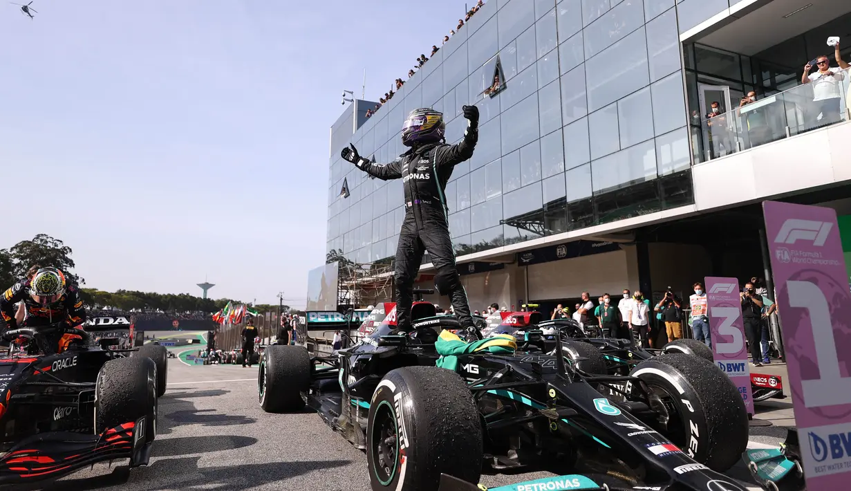 HASIL race F1 GP Brasil 2021 menampilkan raihan manis untuk pembalap Tim Mercedes AMG Petronas, Lewis Hamilton. Dia bisa melesat cepat hinga keluar sebagai pemenang kala hanya memulai balapan dari urutan ke-10. (AFP/Pool/Lars Baron)