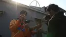Anak - anak sedang membuat kerangka layangan di kawasan Gandaria, Depok, Jawa Barat, Selasa (30/06/2020). Ditengah pandemi COVID-19, anak - anak di kawasan Gandaria Depok mengisi waktu luang dengan membuat layang-layang dengan beragam bentuk. (Liputan6.com/Herman Zakharia)
