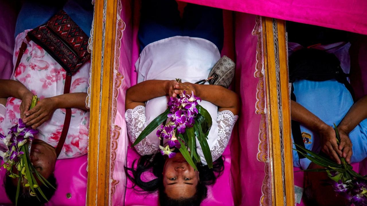 Ritual unik warga Thailand berdoa dalam peti mati sambut Tahun Baru