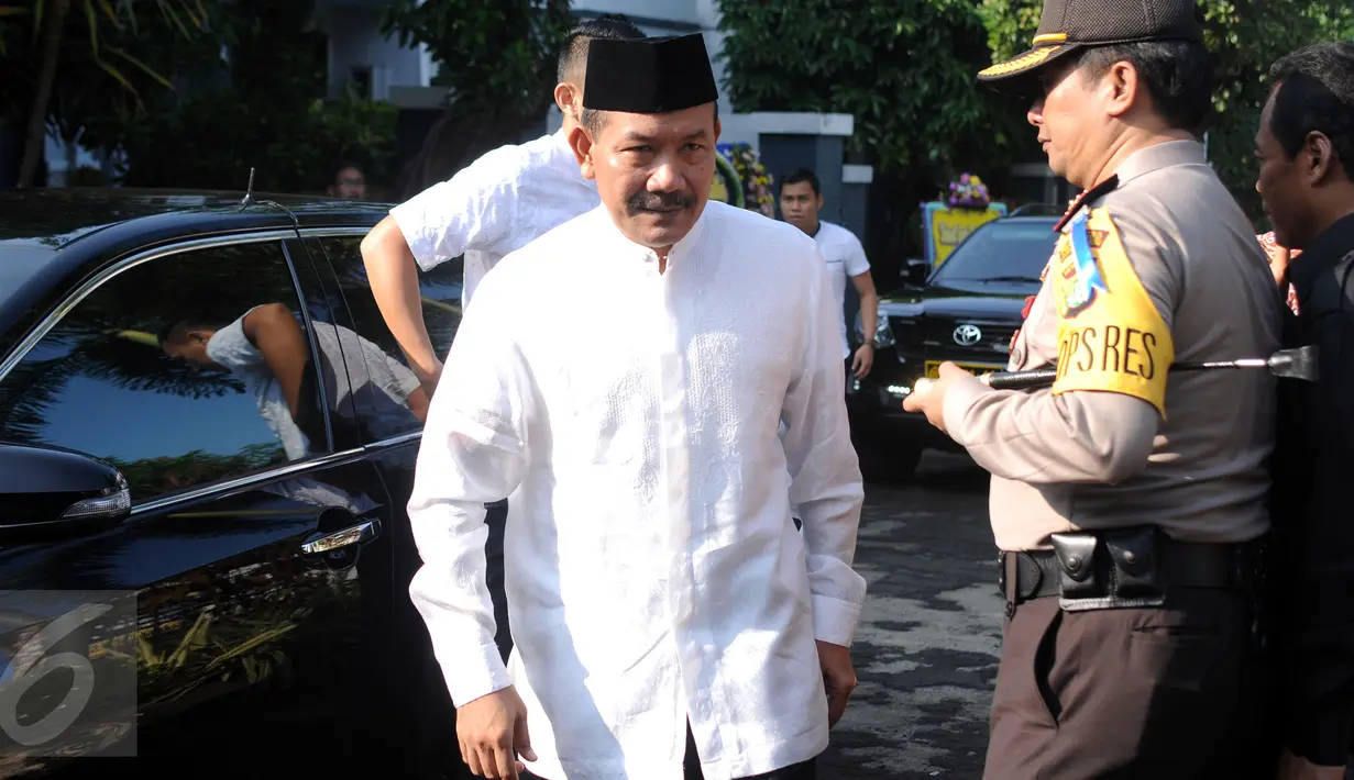 Kapolri, Jenderal Pol Badrodin Haiti saat tiba untuk melayat jenazah Ketua KPU, Husni Kamil Manik di kompleks KPU, Jakarta, Jumat (8/7). Husni Kamil Manik wafat pada Kamis (7/7) di usia 40 tahun. (Liputan6.com/Helmi Fithriansyah)