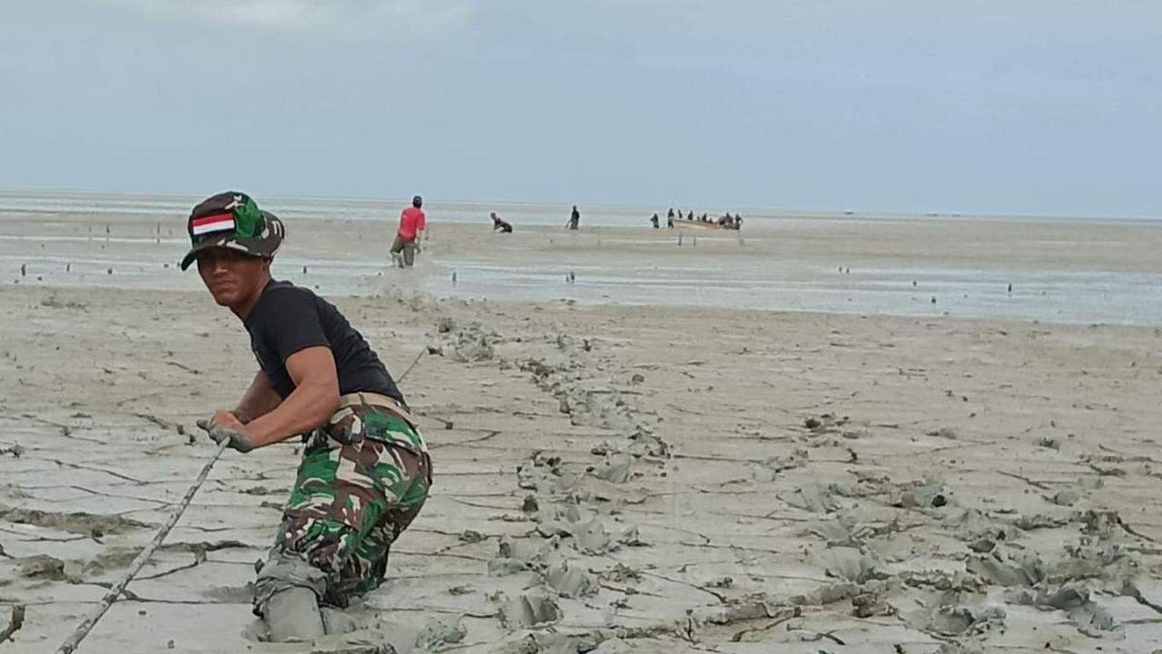 Tetapi, dangkalnya pantai membuat perahu tak bisa mendekati bibir pantai. Perahu terjebak dalam lumpur yang mengeras.