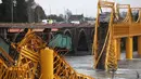 Sebuah kereta barang anjlok ke dalam Sungai Tolten setelah jembatan tersebut runtuh di Desa Pitrufquen, sabelah selatan Chili. (18/08). (REUTERS/Cristobal)