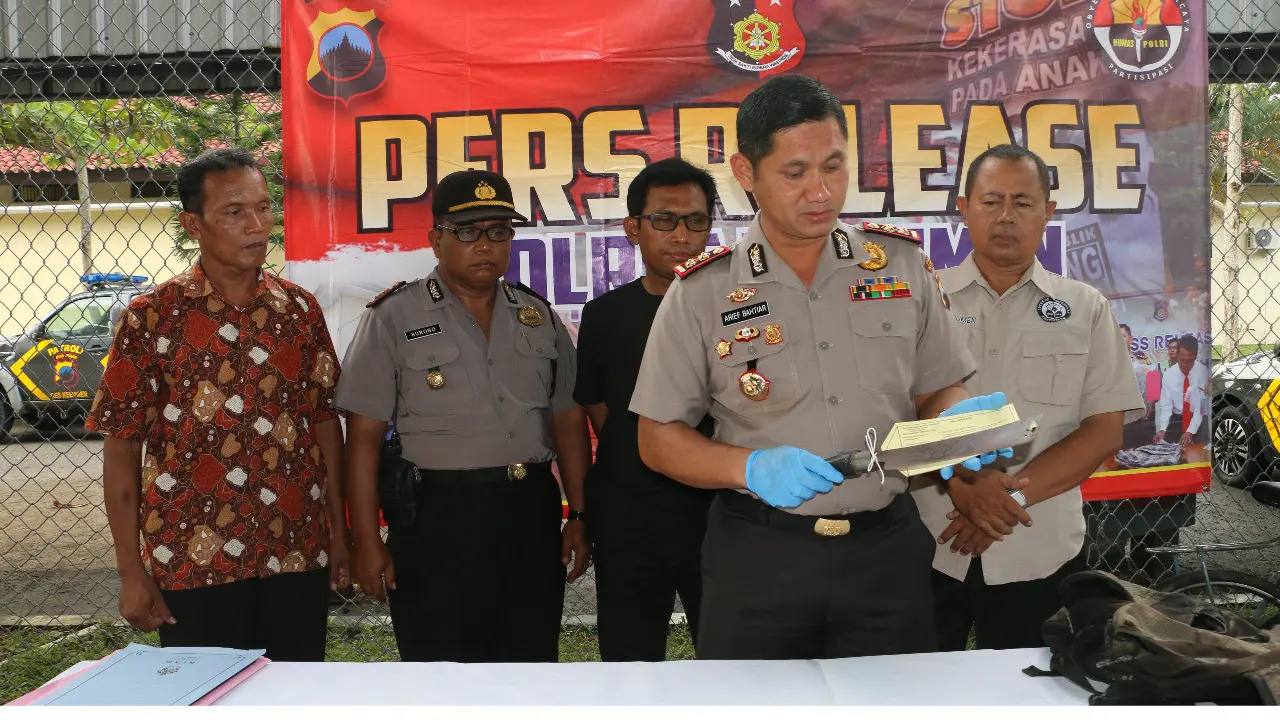 Kapolres Kebumen, AKPB Arief Bahtiar menunjukkan barang bukti dalam kasus pembunuhan ibu kandung. (Foto: Liputan6.com/Polres Kebumen/Muhamad Ridlo)