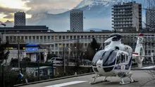 Sebuah helikopter terparkir di depan departemen gawat darurat rumah sakit Centre Hospitalier Universitaire di Grenoble, Pegunungan Alpen Prancis, pada 29 Desember 2013, tempat legenda Formula Satu, Michael Schumacher, dirawat di rumah sakit karena cedera kepala setelah kecelakaan ski di Meribel. Juara dunia tujuh kali asal Jerman itu, yang dilaporkan memiliki properti di resor tersebut, sedang bermain ski di luar jalur yang telah ditentukan bersama pemain ski lainnya ketika ia mengalami benturan di kepala akibat jatuh. (JEFF PACHOUD/AFP)