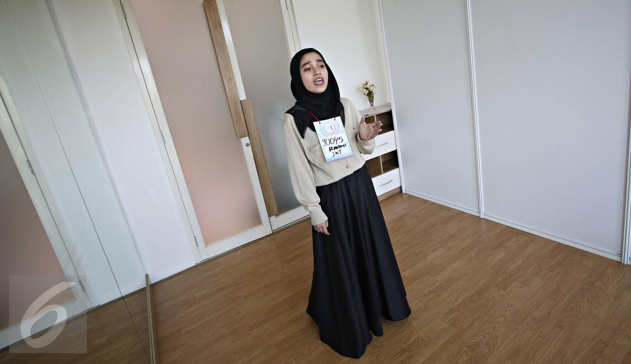 Peserta menunjukkan bakatnya saat mengikuti audisi Putri Muslimah Indonesia 2016 di Jakarta, (24/4). Selain kemampuan membaca Al-Quran, para wanita ini juga diminta untuk menunjukkan kemampuan yang dimiliki lainnya. (Liputan6.com/Immanuel Antonius)