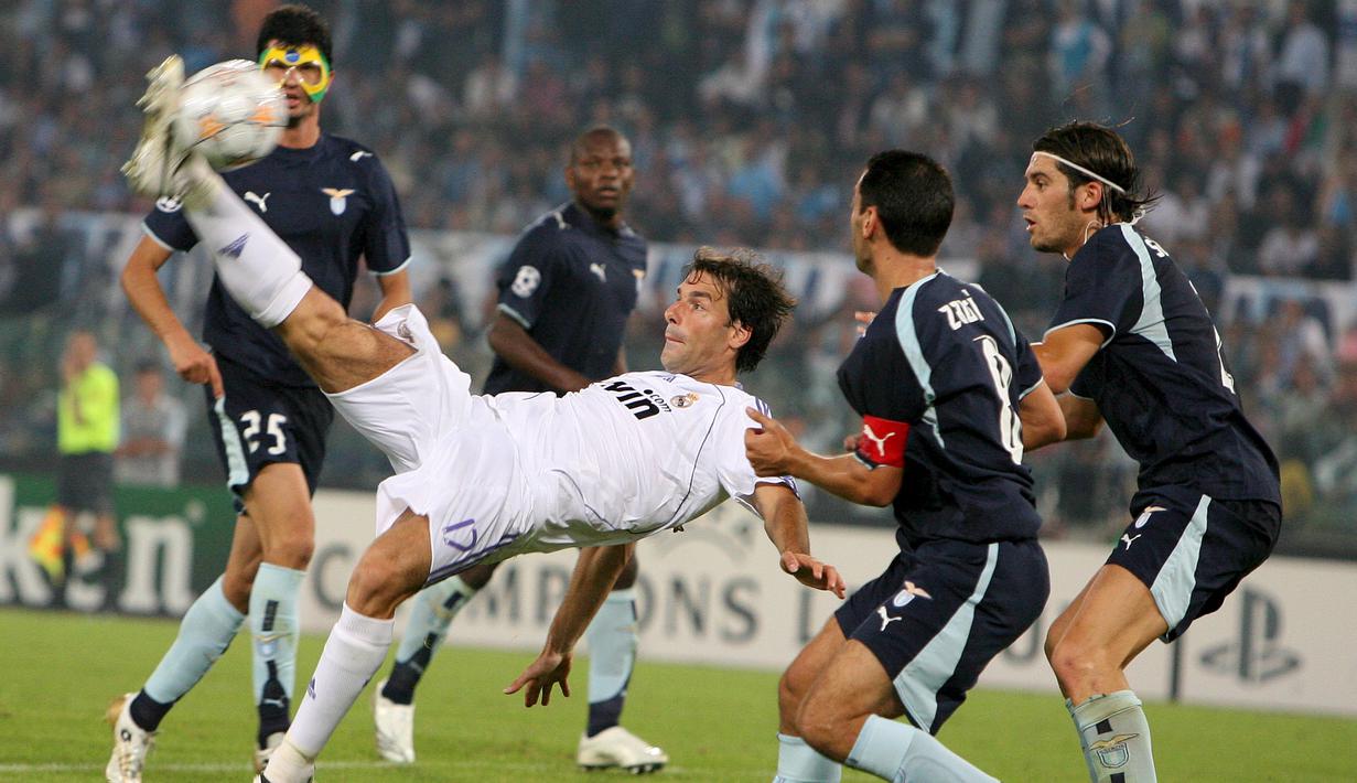 Penyerang Real Madrid Ruud Van Nistelrooy mencoba mencetak gol ke gawang Lazio pada pertandingan Liga Champions di Stadium Olimpico, Italia, Rabu (3/10/2007). (EPA/Maurizio Brambatti)