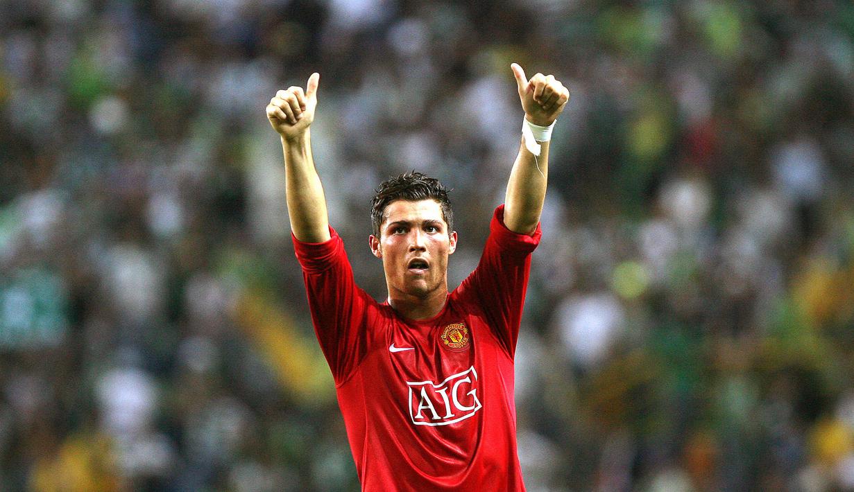 Gelandang Manchester United, Cristiano Ronaldo, menyapa supporter usai melawan Sporting Lisbon pada laga Liga Champions di Stadion Alvalade XXI, Lisbon, Rabu (19/9/2007). (AFP/Francisco Leong)
