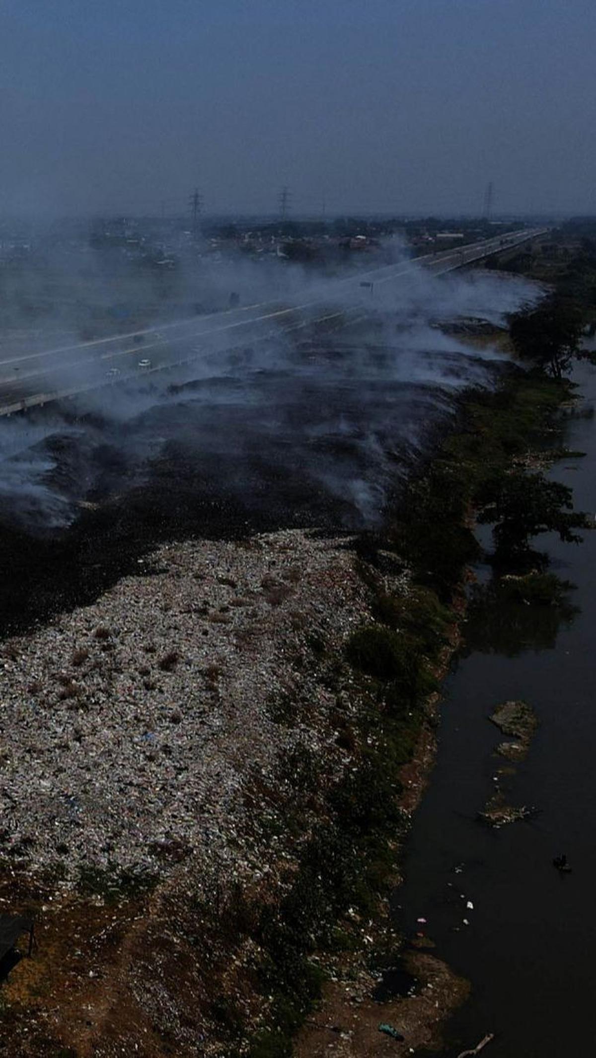 Diketahui di kawasan yang terbakar tersebut juga terdapat jalur pipa gas.