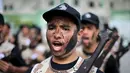 Pelajar berteriak selama latihan militer di sebuah sekolah, Rafah, Jalur Gaza, Senin (28/3). Para pelajar dengan semangat diajarkan beberapa gerakan militer. (REUTERS / Ibraheem Abu Mustafa)