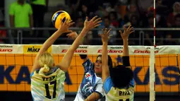 Dua pevoli Jakarta PGN Popsivo berusaha menahan smesh pemain Gresik Petrokimia, Novia Andriyanti (tengah) di laga Pertamina Proliga 2015 di Dome Balikpapan, (7/2). Jakarta PGN Popsivo unggul 3-1 atas Gresik Petrokimia. (Liputan6.com/Helmi Fithriansyah)