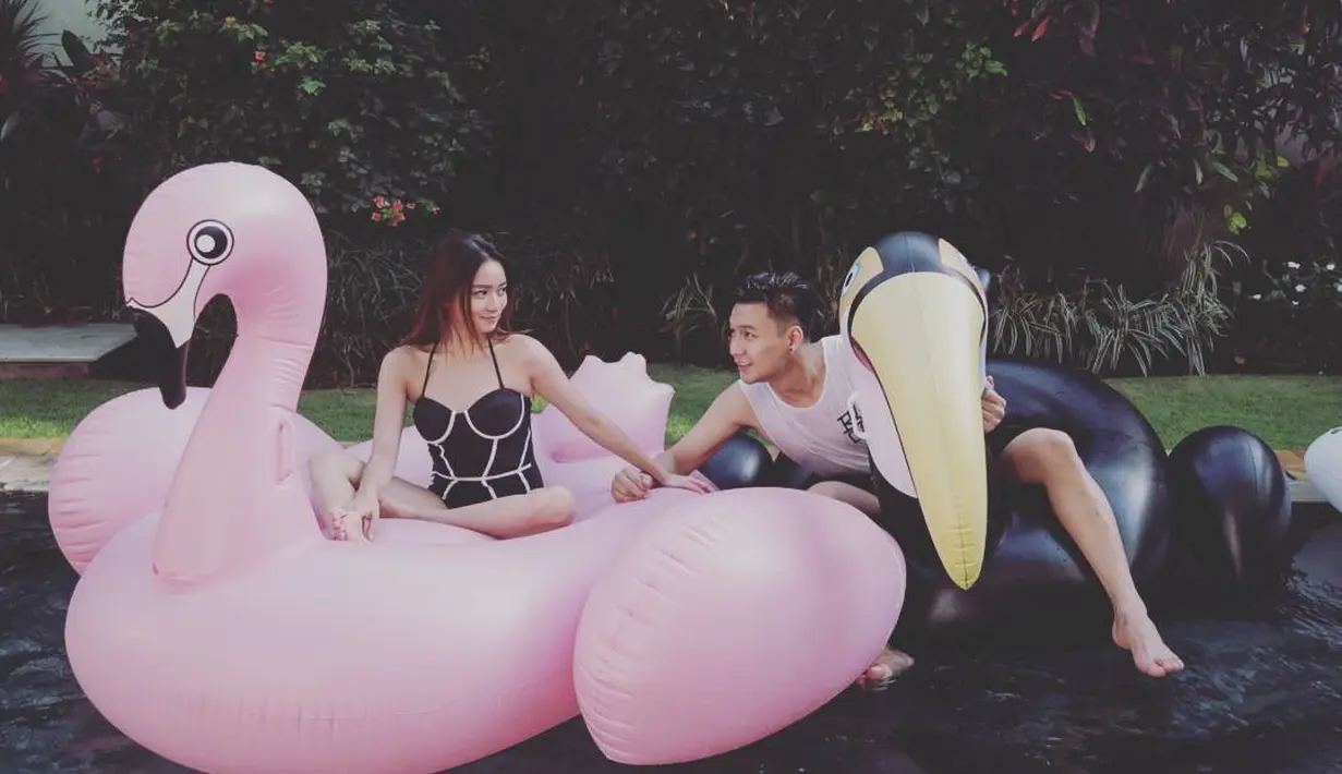 "Kebiasaan natal tukar kado sama keluarga, paling temen temen juga, kemarin sempet tuker kado sama temen-temen juga. Kado buat istri ada sih di natal tahun ini, spesial," terangnya. (Instagram/fendychow)