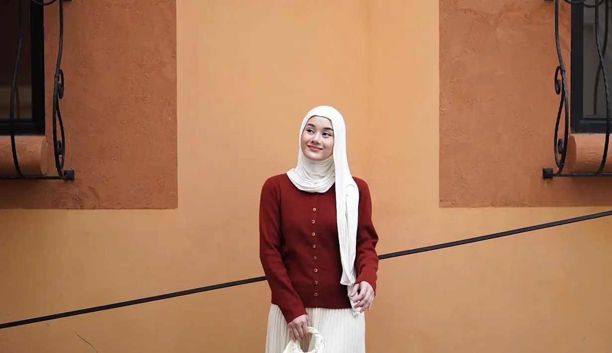 Nuansa romantis terasa begitu kuat dalam setiap potret. Latar belakang yang dipilih cukup simpel. Pasangan ini terlihat menyesuaikan warna busana dengan bangunan sekitar yang menghasilkan potret apik pasangan ini. Setiap foto berhasil menangkap momen-momen intim antara Dinda dan Rey, menciptakan kesan yang begitu mendalam. (Liputan6.com/IG/@dindahw)