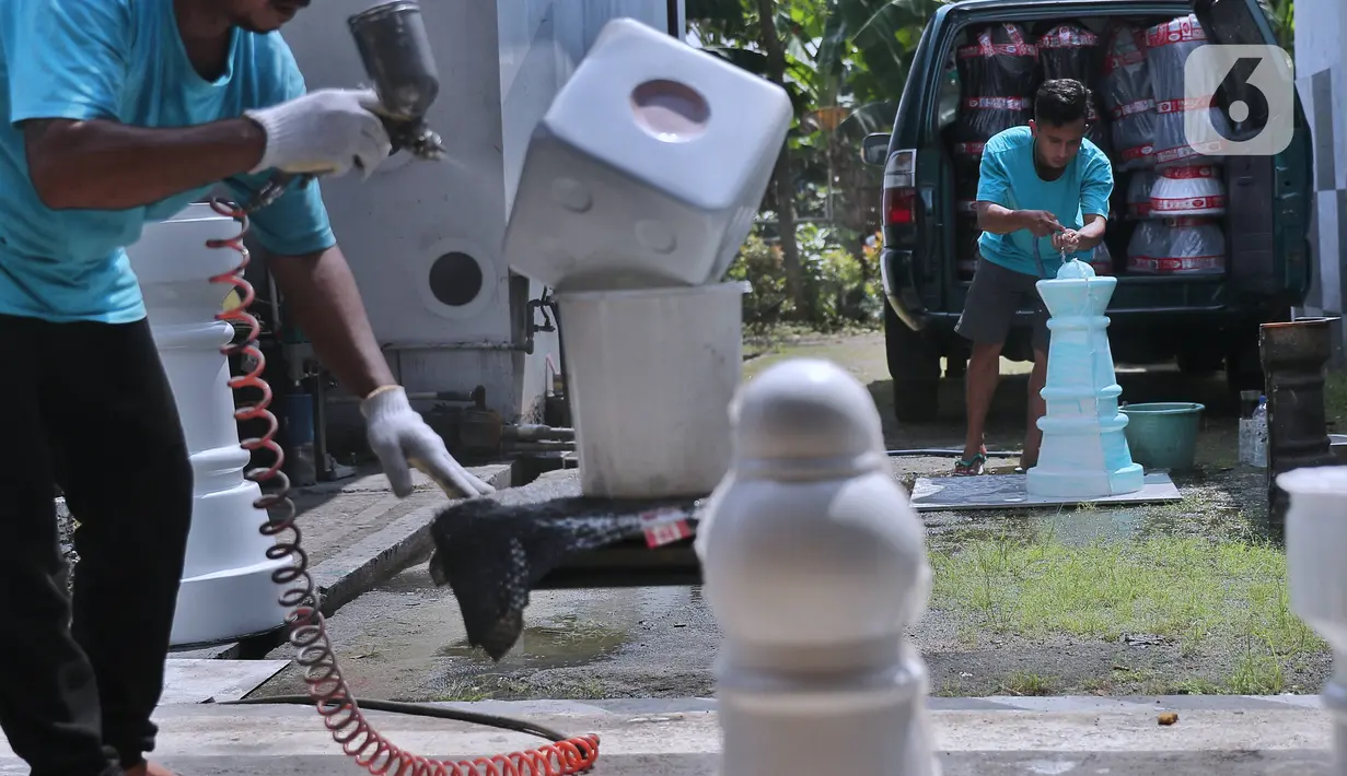 Perajin menyelesaikan pembuatan catur raksasa di Rumah Industri Catur Raksasa Indonesia di Tangerang Selatan, Jumat (29/7/2022). Sementara itu pemerintah pada tahun 2022 menetapkan plafon KUR sebesar Rp373,17 triliun sebagai upaya perluasan akses pembiayaan yang mudah dan murah bagi pelaku UMKM. (Liputan6.com/Angga Yuniar)