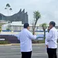 Presiden terpilih 2024-2029 Prabowo Subianto berbincang bersama Presiden Jokowi di depan Istana Garuda Ibu Kota Nusantara (IKN) di Kalimantan Timur, Senin (12/8/2024). Momen ini terjadi sesaat menjelang rapat kabinet perdana di IKN. (Foto: Biro Pers Sekretariat Presiden)