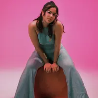 Manjakan penikmat musik dengan audio dan visual, Nathalie Ezmeralda suguhkan tembang pop disco yang bikin candu.