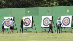 Atlet panahan Asian Para Games mencabut panah saat latihan di Lapangan Panahan, Senayan, Jakarta, kamis (04/10/2018). Latihan tersebut juga dalam rangka uji coba lapangan jelang pertandingan. (Bola.com/M Iqbal Ichsan)