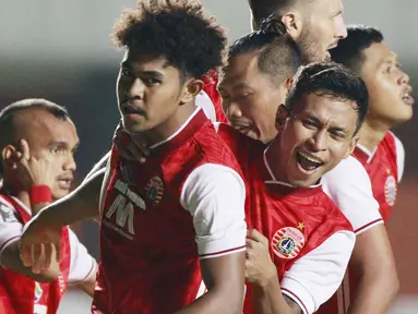 Selebrasi pemain Persija Jakarta Braif Fatari (tengah depan) usai berhasil menjebol gawang Persib Bandung pada laga Final leg pertama Piala Menpora 2021 di Stadion Maguwoharjo, Sleman, Kamis (22/4/2021). (Bola.com/M Iqbal Ichsan)